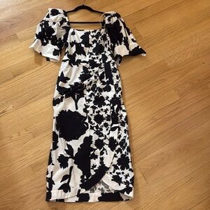 NWT Crisp cotton flattering Black and White Floral wrap Dress